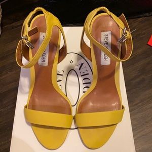 Steve Madden mustard heels size 6